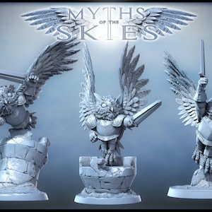 Può includere: Tre miniature di gufi, ciascuna con le ali spiegate, vestita di armatura e con una spada e uno scudo. Le miniature sono in pose diverse e sono in piedi su una base di pietra. Il testo "MYTHS OF THE SKIES" è visualizzato sopra le miniature.