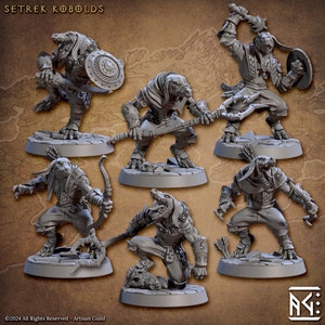 Puede incluir: Seis figuras en miniatura de plástico gris de kobolds, una criatura fantástica, en varias poses. Los kobolds sostienen armas como espadas, arcos y escudos. Las miniaturas están colocadas sobre bases circulares.