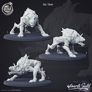 Puede incluir: Tres figuras en miniatura impresas en 3D de una criatura mítica llamada "Garm", una bestia similar a un lobo con una melena de fuego y una expresión feroz. Las figuras están posadas en diferentes posturas dinámicas, mostrando su anatomía detallada y superficie texturizada.