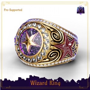 Puede incluir: Un anillo de oro con una estrella morada y una estrella roja en la banda. El anillo está grabado con diseños intrincados. "Wizard Ring" está escrito debajo del anillo.