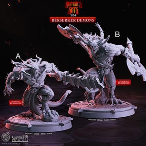 Op de afbeelding: Twee grijze, gedetailleerde, plastic miniatuurfiguren van demonen met hoorns, klauwen en wapens. De figuren zijn in dynamische actiehoudings geposeerd. De figuur links is gelabeld "Roaring Berserker" en de figuur rechts is gelabeld "Attacking Berserker". Beide figuren staan op ronde bases. De tekst "Demon's Gate 954 Berserker Demons" staat bovenaan de afbeelding.