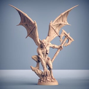 Könnte beinhalten: Eine detaillierte Miniaturfigur eines Gargoyles mit Fledermausflügeln, der eine große Axt hält. Der Gargoyle ist in einer hockenden Position mit einem bedrohlichen Ausdruck modelliert.