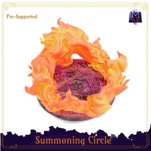 Könnte beinhalten: Ein Beschwörungskreis mit einem pink leuchtenden Symbol, umgeben von orangefarbenen Flammen. Der Kreis besteht aus einem dunkelgrauen Material und hat eine strukturierte Oberfläche. Der Text "Beschwörungskreis" ist unter dem Kreis gedruckt.