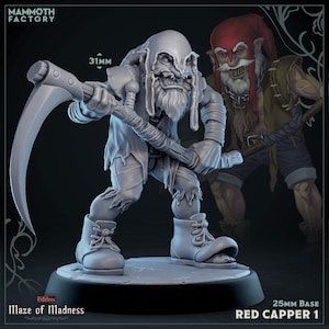 Könnte beinhalten: Graue Miniaturfigur einer goblinartigen Kreatur mit einer Sense, mit einer 31 mm Messbeschriftung. Die Figur ist Teil der "Maze of Madness"-Kollektion, mit einer 25 mm Basis. Eine zweite Figur ist im Hintergrund sichtbar.