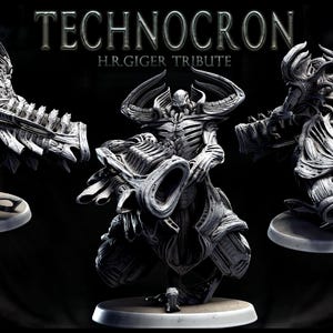 Op de afbeelding: Drie gedetailleerde, grijze, 3D-geprinte figuren van een wezen met een skeletachtig, biomechanisch ontwerp. Het wezen heeft een groot hoofd met hoorns en een lang, dun lichaam. De figuren zijn in verschillende posities geplaatst en elk staat op een ronde basis. De tekst "TECHNOCRON H.R.GIGER TRIBUTE" wordt boven de figuren weergegeven.