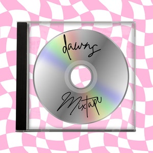 Puede incluir: Un CD plateado en una funda de plástico transparente. El CD tiene el texto manuscrito "dawns Mixtape" en negro. El fondo es un patrón de cuadros rosas y blancos.