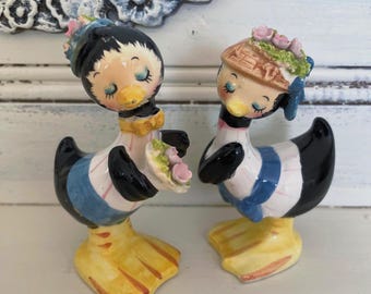 Vintage Lefton Anthropomorphic Bird Salt and Pepper Shakers: Spring Flower Hats, Ceramic Japan