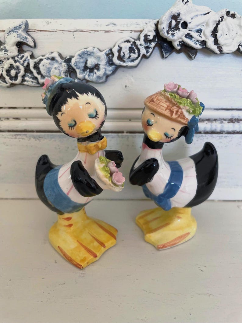 Vintage Lefton Anthropomorphic Bird Salt and Pepper Shakers: Spring Flower Hats, Ceramic Japan image 1