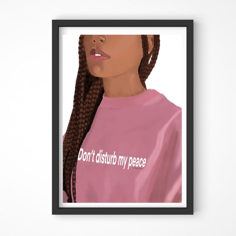 Puede incluir: Una ilustraci&oacute;n digital de una mujer con trenzas marrones que lleva una sudadera rosa con el texto "Don't disturb my peace" impreso en la parte delantera.