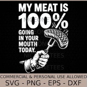 Può includere: Grafica in bianco e nero con la scritta "MY MEAT IS 100% GOING IN YOUR MOUTH TODAY." Una mano guantata tiene una forchetta con una bistecca alla griglia. La parte inferiore dell'immagine dice "COMMERCIAL & PERSONAL USE ALLOWED SVG - PNG - EPS - DXF."