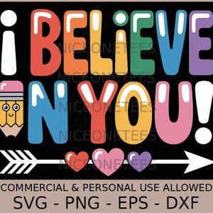 Peut inclure: Graphique coloré avec l'inscription "I BELIEVE IN YOU!" en grosses lettres. Un crayon, une flèche et des cœurs sont également inclus. Disponible en formats SVG, PNG, EPS et DXX pour un usage commercial et personnel.