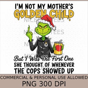 Può includere: Un design grafico raffigurante una creatura verde che indossa un cappello da Babbo Natale rosso e una giacca nera, mentre tiene in mano una lattina gialla. Il testo recita: I'M NOT MY MOTHER'S GOLDEN CHILD, But I Was The First One SHE THOUGHT OF WHENEVER THE COPS SHOWED UP.