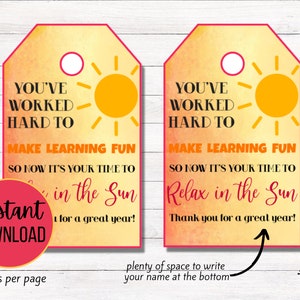 Puede incluir: Dos etiquetas de regalo imprimibles con un sol amarillo y un fondo de acuarela naranja. El texto en las etiquetas dice "Has trabajado duro para hacer que el aprendizaje sea divertido, así que ahora es el momento de relajarse bajo el sol." Una etiqueta dice "¡Gracias por un gran año!" y la otra dice "¡por un gran año!"