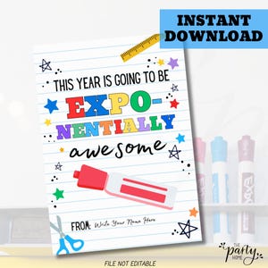 Pode incluir: Um letreiro imprimível com tema escolar com o texto "THIS YEAR IS GOING TO BE EXPONENTIALLY awesome". O design inclui estrelas coloridas, uma régua, um marcador vermelho e tesouras. O letreiro está rotulado como "INSTANT DOWNLOAD" e "FILE NOT EDITABLE".