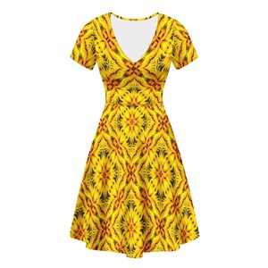 Lebendiges gelbes Toghu-Kleid: Nordwestliches Kamerun Traditionelle Rüschenunterkleidung für Frauen