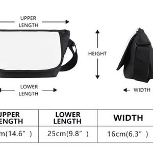 Puede incluir: Un bolso de mensajero de lona negro con un panel frontal blanco. El bolso tiene un cierre de cremallera y una correa de hombro ajustable. El bolso mide 37 cm de largo, 25 cm de ancho, 16 cm de alto y 21 cm de profundidad.