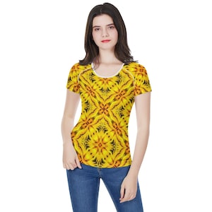Toghu amarillo: camiseta con estampado integral para mujer de Camerún