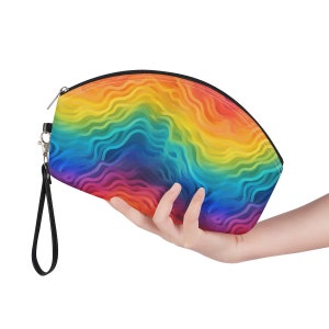 Neceser con curvas y diseño de arcoíris vibrante LGBTQ+: organizador de maquillaje hecho a mano con orgullo para viajes y almacenamiento