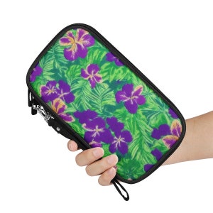 Blaue Flagge Iris auf grüner Passport Brieftasche