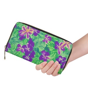 Elegante bolso con cremallera Iris con bandera azul: diseño floral sobre un clutch verde en forma de L para el día a día.