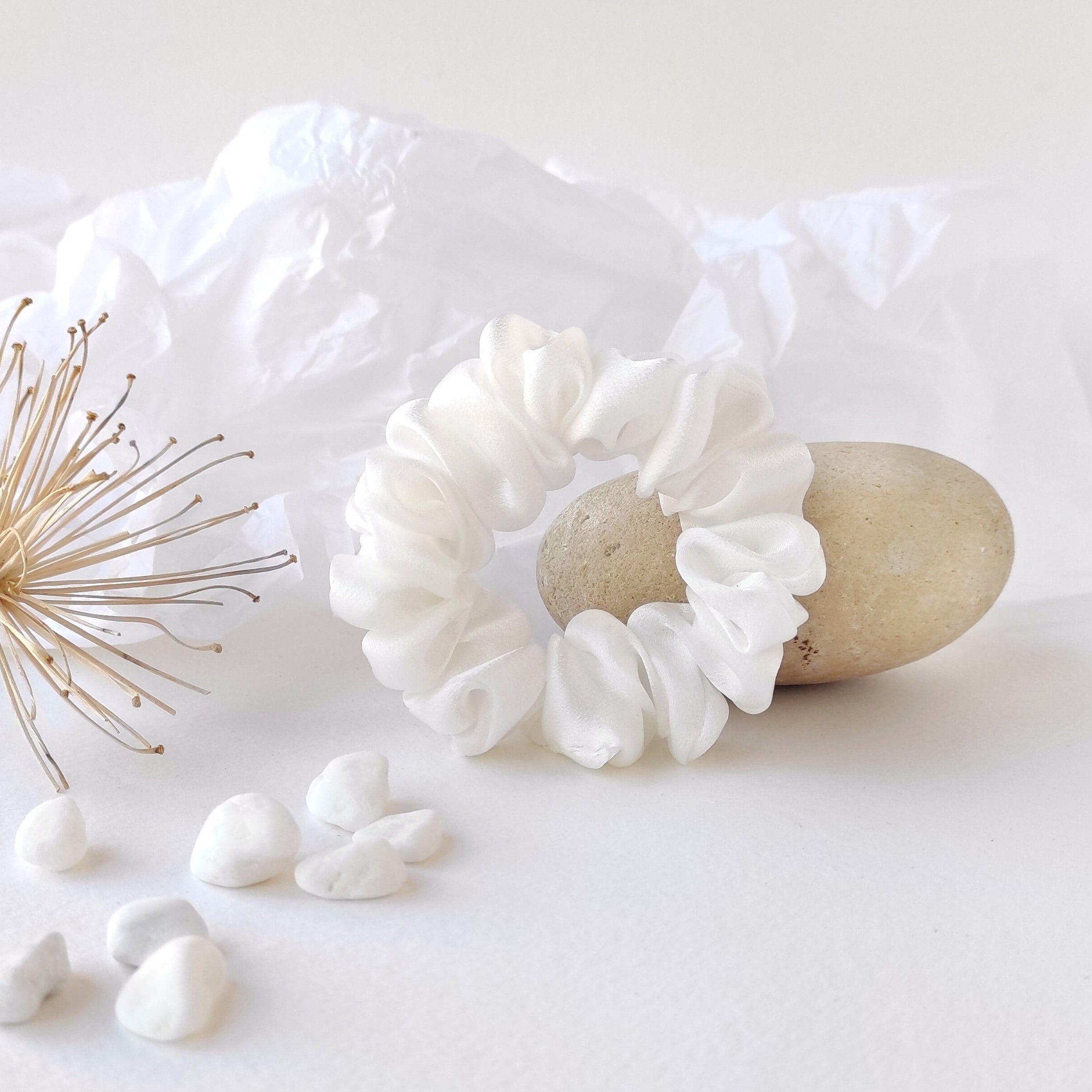 Natürliche Bio Seide Scrunchy, weiße Farbe Satin Seide Haargummi, nachhaltige elastische Einheitsgröße für lockiges Haar, Boho Scrunchy für Geschenk Teenager