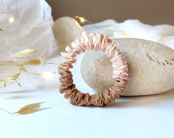 Coletero de seda teñido con tintes vegetales, tonos tierra neutros, lazo para el cabello bicolor, ideal como regalo para el Día de la Madre.