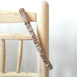 染めた桑の絹の伸縮性のあるヘッドバンド、ナチュラルプリントの染めたヘッドバンド、植物染めのシルクの伸縮性のあるバンド、彼女のための薄いニュートラルなオーガニックヘッドバンド