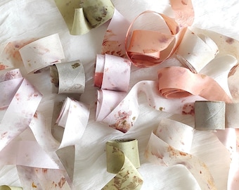 Dünnes Seidenband botanischer Druck, Habotai Seidenband für die Geschenkverpackung in Ton grün, Büttenrand in blush rosa reines Seidenband