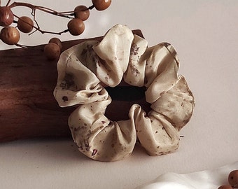 Scrunchie teñido de planta de seda color ocre, scrunchie de seda teñida con estampado botánico, corbata de pelo boho ecológica, corbata de pelo natural medio