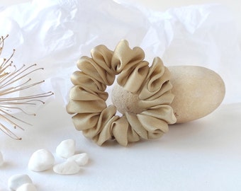 Coletero de seda teñido con tintes vegetales en color champán, coletero orgánico teñido naturalmente, gomas elásticas sostenibles para el cabello, regalo ideal para la primavera.