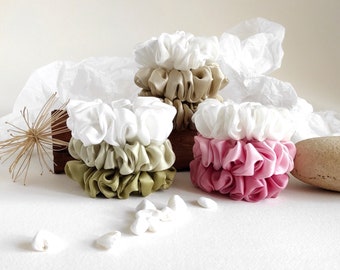 Scrunchie di seta naturale al 100% in colorato, scrunchie di pura seta tinto a mano botanicamente, cravatta per capelli di seta organica per ragazze