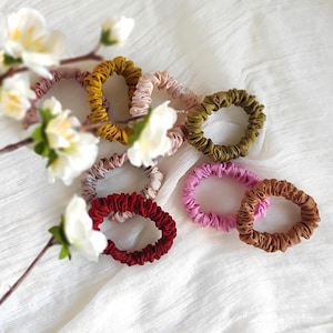 Botanisch gefärbte dünne Naturseide Haargummi, Pflanzengefärbt dünne bunte Haargummi für Frauen, öko gefärbt für Pferdeschwanz-Haar, Bio Scrunchy Geschenk