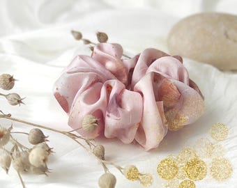 Coletero de seda teñida con tintes vegetales, goma para el pelo orgánica rosa claro, elástico para el pelo natural con estampado ecológico para el verano.