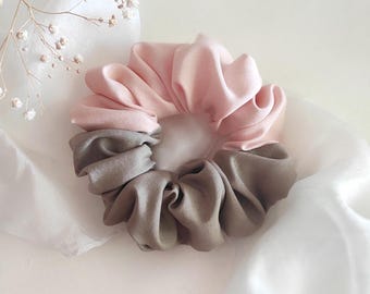 Coletero de seda teñido con tintes vegetales, goma para el pelo rosa y gris topo, elástico teñido con tintes naturales para regalar a una hermana.