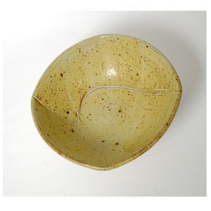 Tigela de cerâmica artesanal em grés do Peter Leach Mingei Studio Pottery - tigela feita à mão com a marca do artista.