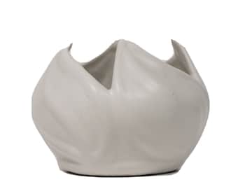 A White Van Briggle vase pot bow / tulip artistic carved signed