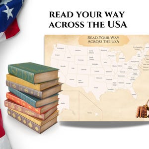Puede incluir: Un mapa de los Estados Unidos de estilo vintage con cada estado etiquetado. El mapa es beige con contornos marrones. El texto "Read Your Way Across the USA" está en la parte superior del mapa. Una pila de libros está en la esquina inferior izquierda de la imagen. El texto "Read Your Way Across the USA" también está en la parte superior del mapa.