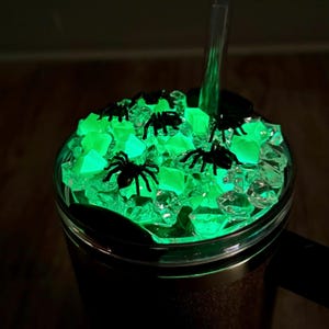 Glowing Spider Ice Cup Topper