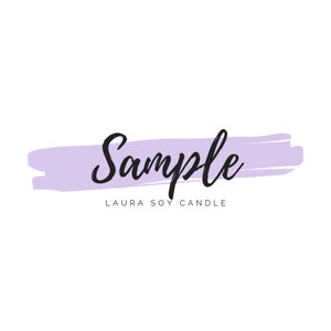 Può includere: Un tratto di pennello ad acquerello viola con la parola "Sample" scritta in corsivo nero. Sotto il tratto di pennello c'è il testo "LAURA SOY CANDLE".