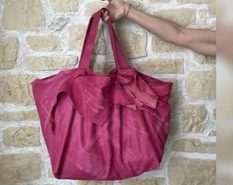 Borsone di pelle rosa fuxia, borsa xxl con manici per piscina e shopping, borsa donna molto grande allegra e colorata fatta a mano in Italia