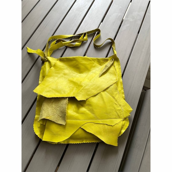 Sac gai couleur lime pour l'été en cuir vert acide, sac à main facteur pour fille hippie style bohème chic avec des déchirures grunge