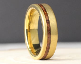 Alianza de boda de tungsteno dorado con incrustación de madera de koa descentrada – Anillo cepillado de 6 mm de ancho, anillo duradero para hombre, madera hawaiana, banda de ajuste cómodo