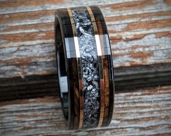 Anillo de barril de whisky quemado con meteorito, anillo de bodas de meteorito, banda de barril de whisky, banda de bodas única, meteorito de la banda de bodas para hombres