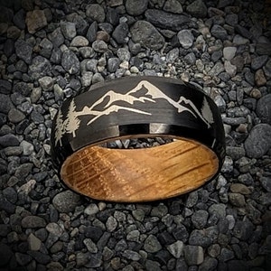Anillo de montaña con barril de whisky en su interior, alianza de boda con barril de whisky