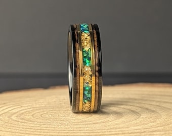 Anillo de bodas para hombre con madera de whisky y ópalos verdes