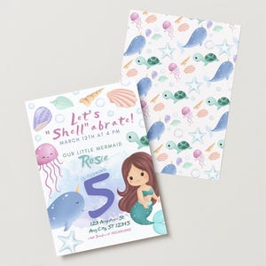 Puede incluir: Una invitación de cumpleaños con temática de sirena con una sirena de dibujos animados con cabello largo y castaño y una cola turquesa. La invitación dice "Let's "Shell"abrate!" y "Our little mermaid Rosie is turning 5".