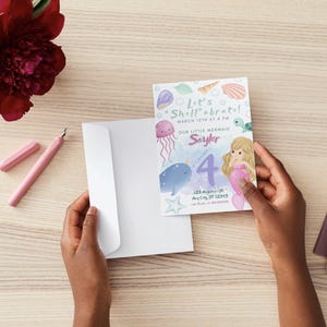 Puede incluir: Una tarjeta de invitación azul claro y morada con una ilustración de sirena y el texto "Let's "Shell"abrate!"  March 12th at 4 PM. Our Little Mermaid Saylor 4. 123 Anywhere St. Any City, ST 12345. The Back of Beyond.