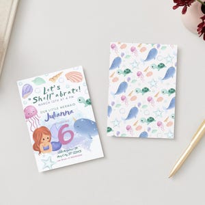 Puede incluir: Una tarjeta de invitación azul claro y morada con una ilustración de una sirena y un narval. El texto dice "Let's "Shell"abrate!" 12 de marzo a las 4 PM. Nuestra pequeña sirena Julianna. Cumpliendo 6 años. 123 Anywhere St. Any City, ST 12315."