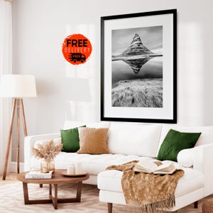 Montagne Kirkjufell Islande | Poster reflet noir et blanc | Pic emblématique de la pointe de flèche dans des eaux calmes | Impression d'art mural voyage | Snæfellsnes