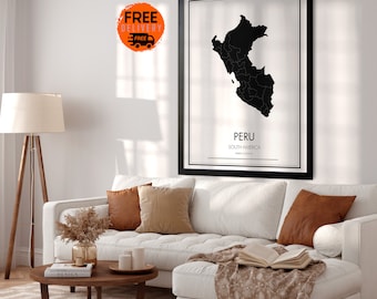 Pode incluir: Uma impressão de mapa preto e branco do Peru, América do Sul, em uma moldura preta. O mapa mostra as regiões e fronteiras do país. A impressão está pendurada em uma parede branca acima de um sofá branco com almofadas marrons.
